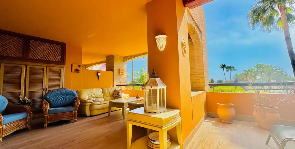 Sale of middle floor apartment in Bahía de Marbella 3