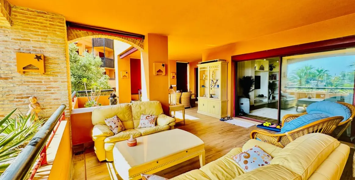 Sale of middle floor apartment in Bahía de Marbella 4