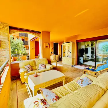 Продажа апартаментов на среднем этаже в Bahía de Marbella