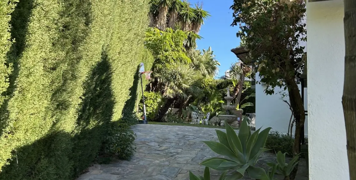 Продажа  отдельно стоящей виллы в New Golden Mile 18