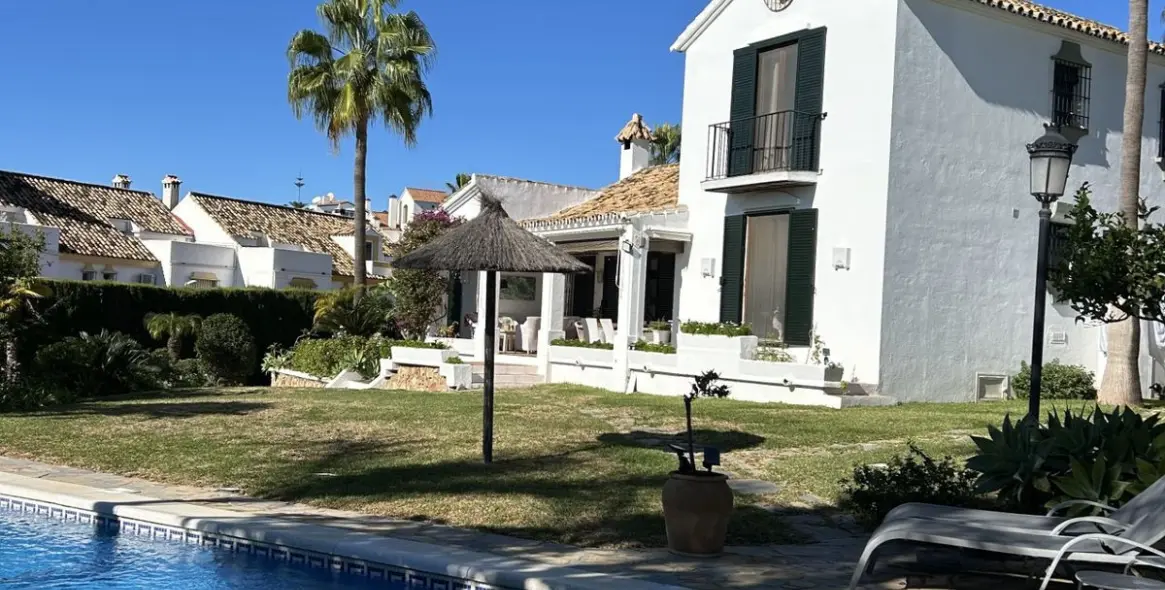 Sale of detached villa in New Golden Mile 1