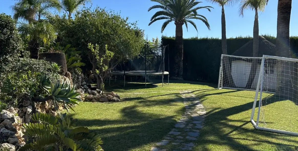 Sale of detached villa in New Golden Mile 4