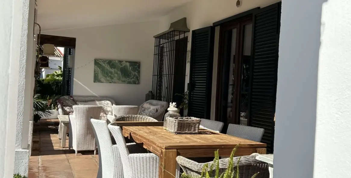 Sale of detached villa in New Golden Mile 5