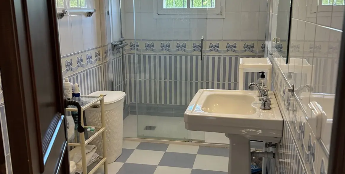 Sale of detached villa in New Golden Mile 15