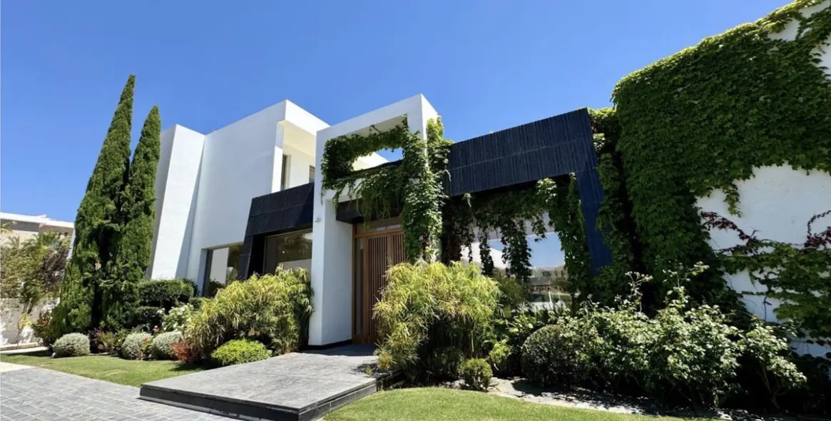 Sale of detached villa in Los Flamingos 4