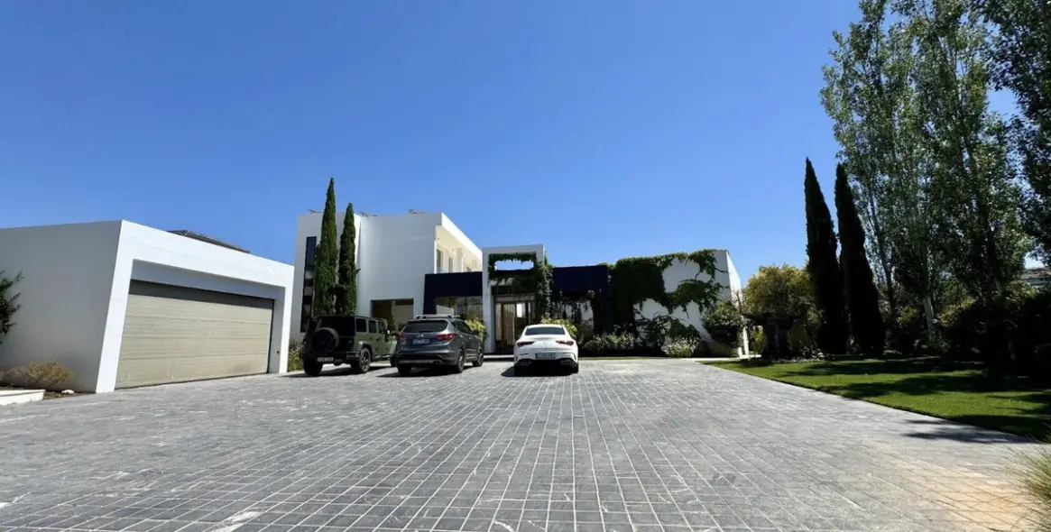 Sale of detached villa in Los Flamingos 18