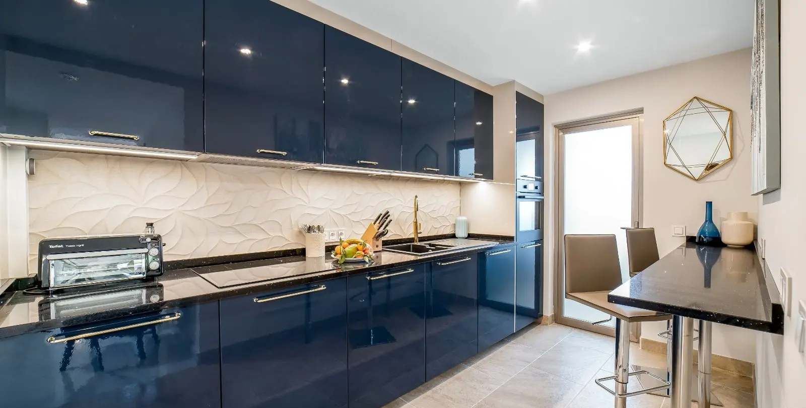Venta de apartamento en planta media en Puerto Banús 1