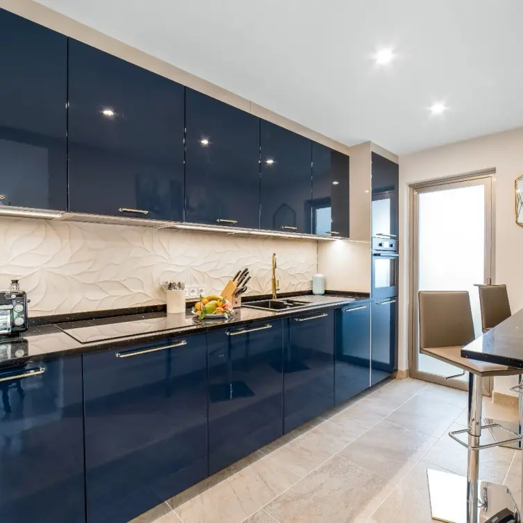 Venta de apartamento en planta media en Puerto Banús