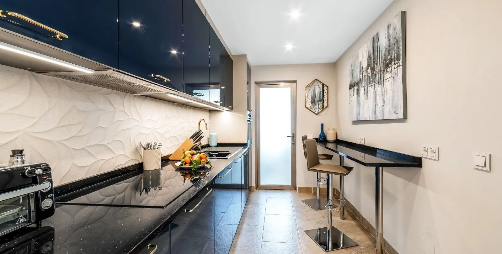 Venta de apartamento en planta media en Puerto Banús 2