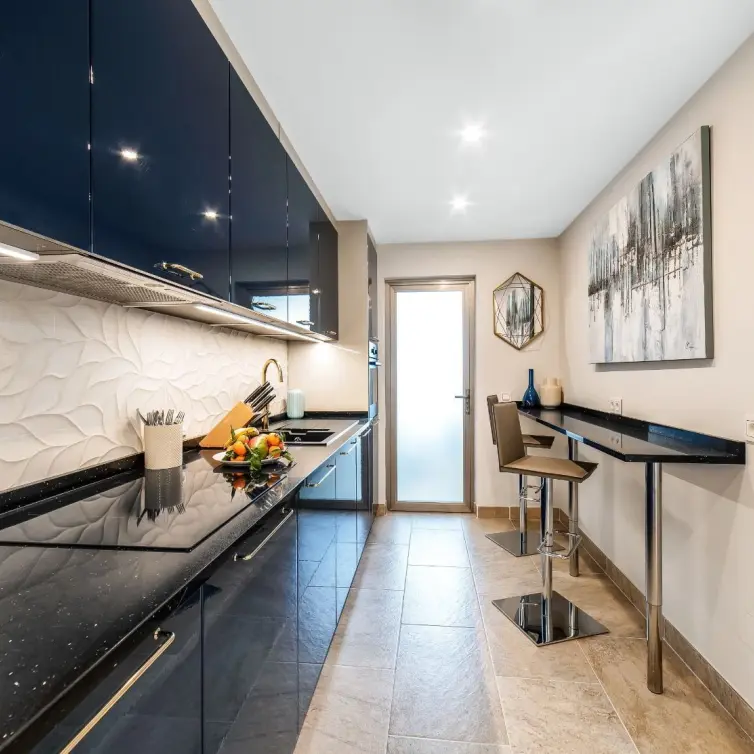 Venta de apartamento en planta media en Puerto Banús