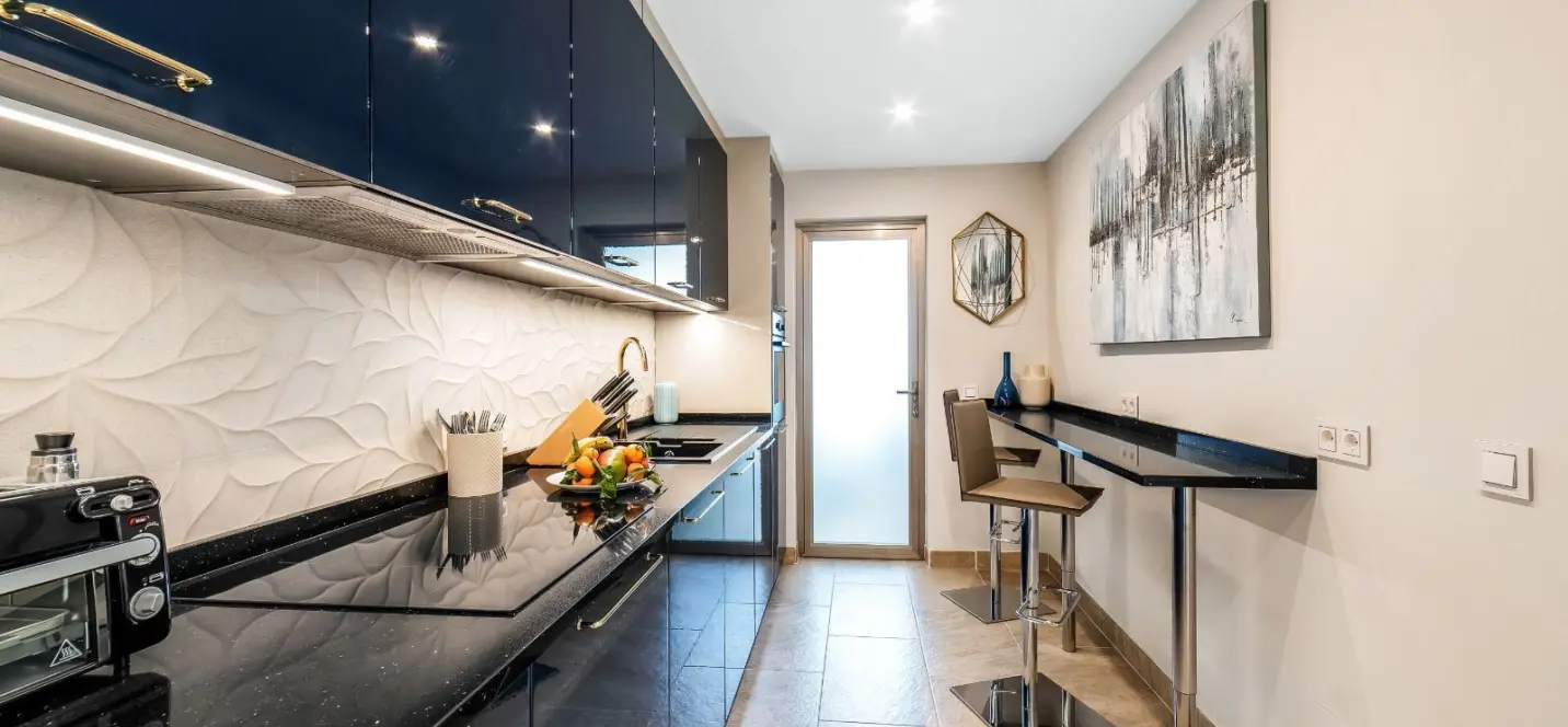 Venta de apartamento en planta media en Puerto Banús 1