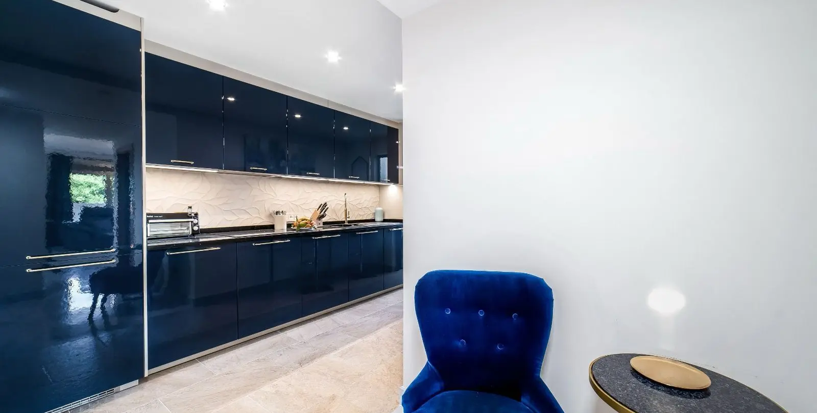 Venta de apartamento en planta media en Puerto Banús 3