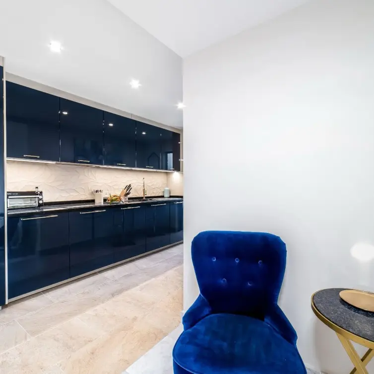 Venta de apartamento en planta media en Puerto Banús