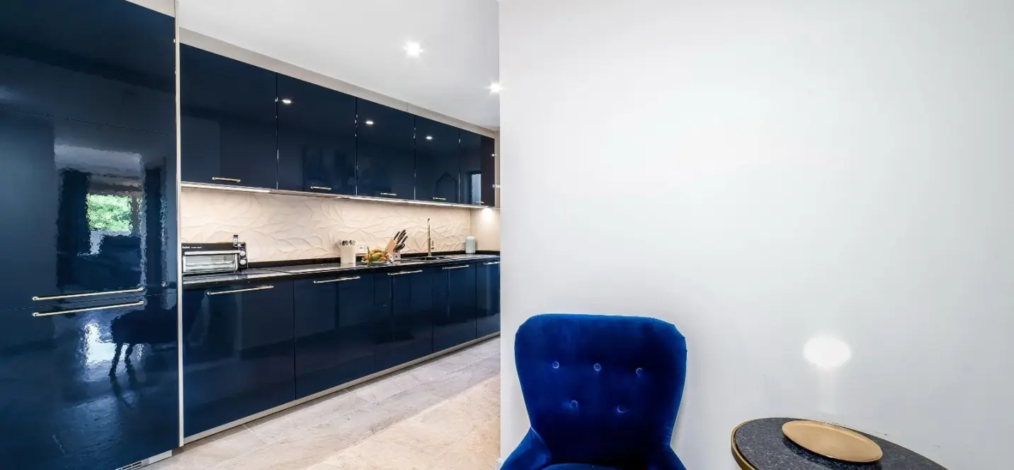 Venta de apartamento en planta media en Puerto Banús 2