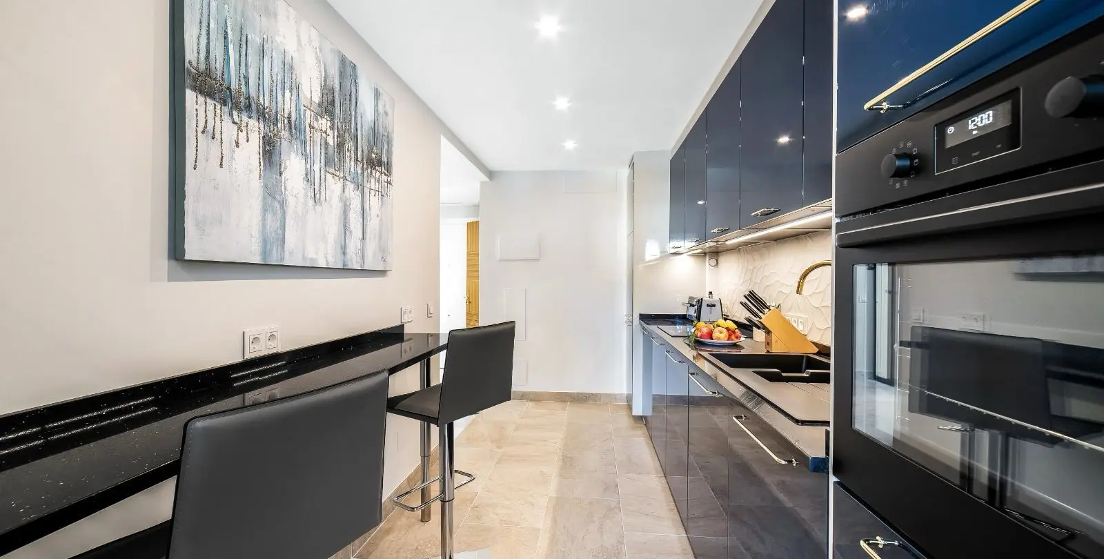 Venta de apartamento en planta media en Puerto Banús 4
