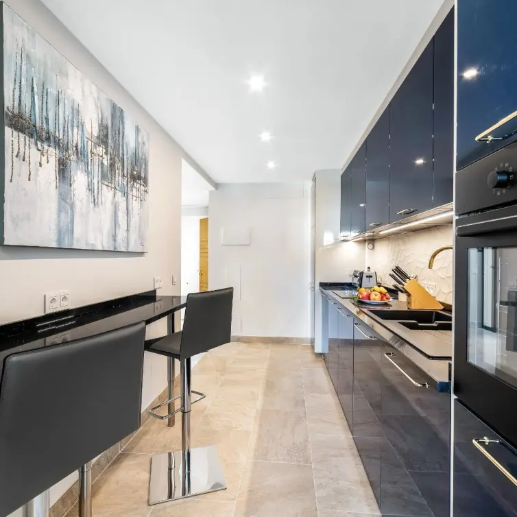 Venta de apartamento en planta media en Puerto Banús