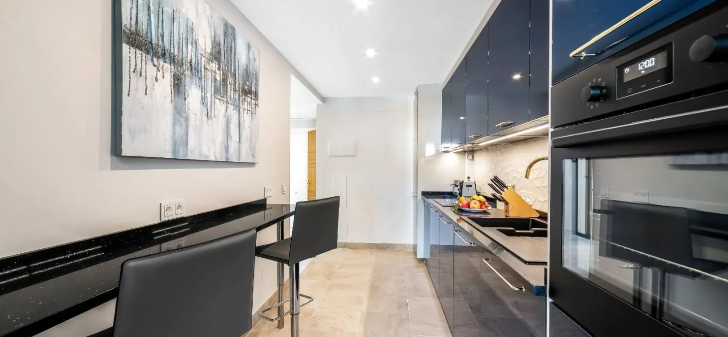 Venta de apartamento en planta media en Puerto Banús 3