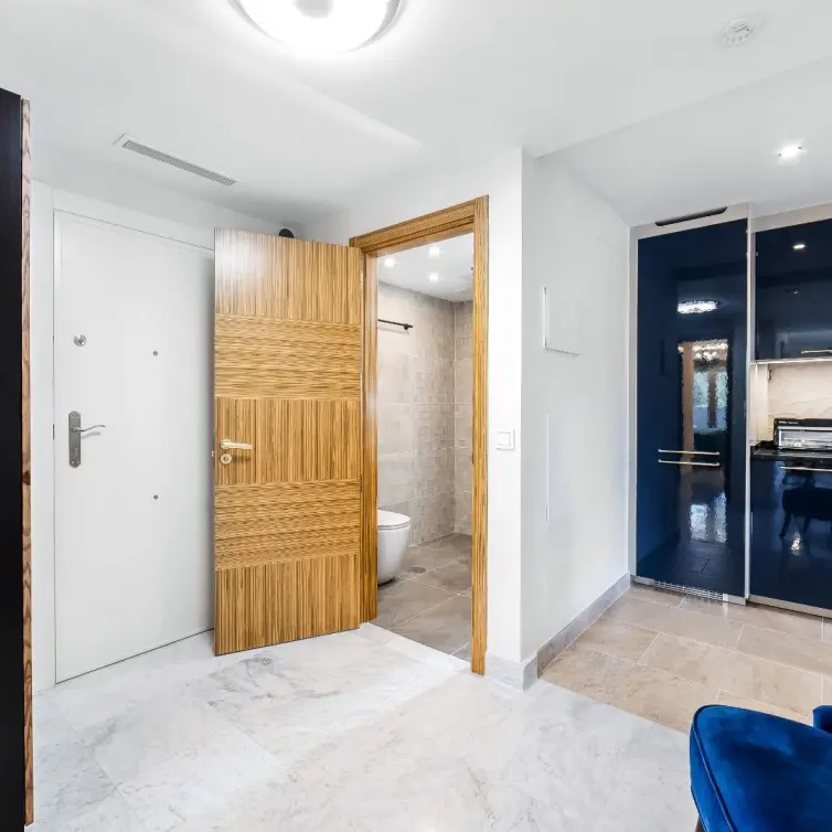 Venta de apartamento en planta media en Puerto Banús