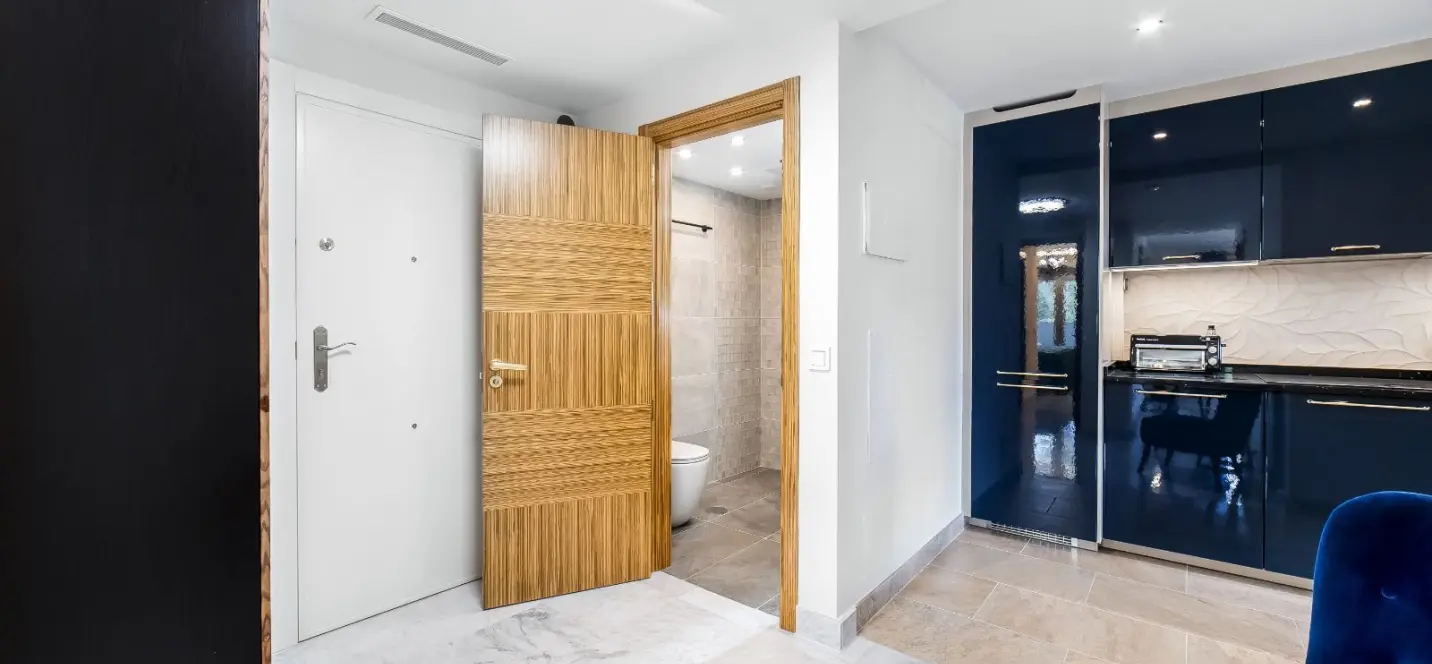 Venta de apartamento en planta media en Puerto Banús 4