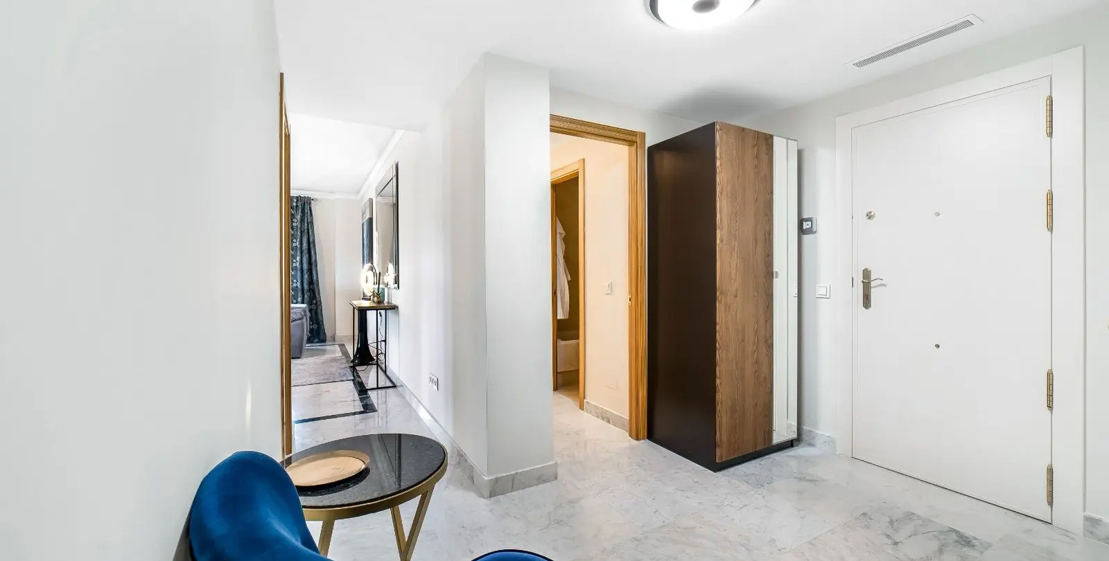 Venta de apartamento en planta media en Puerto Banús 6