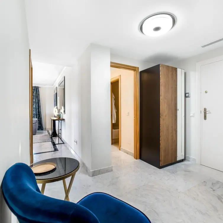 Venta de apartamento en planta media en Puerto Banús