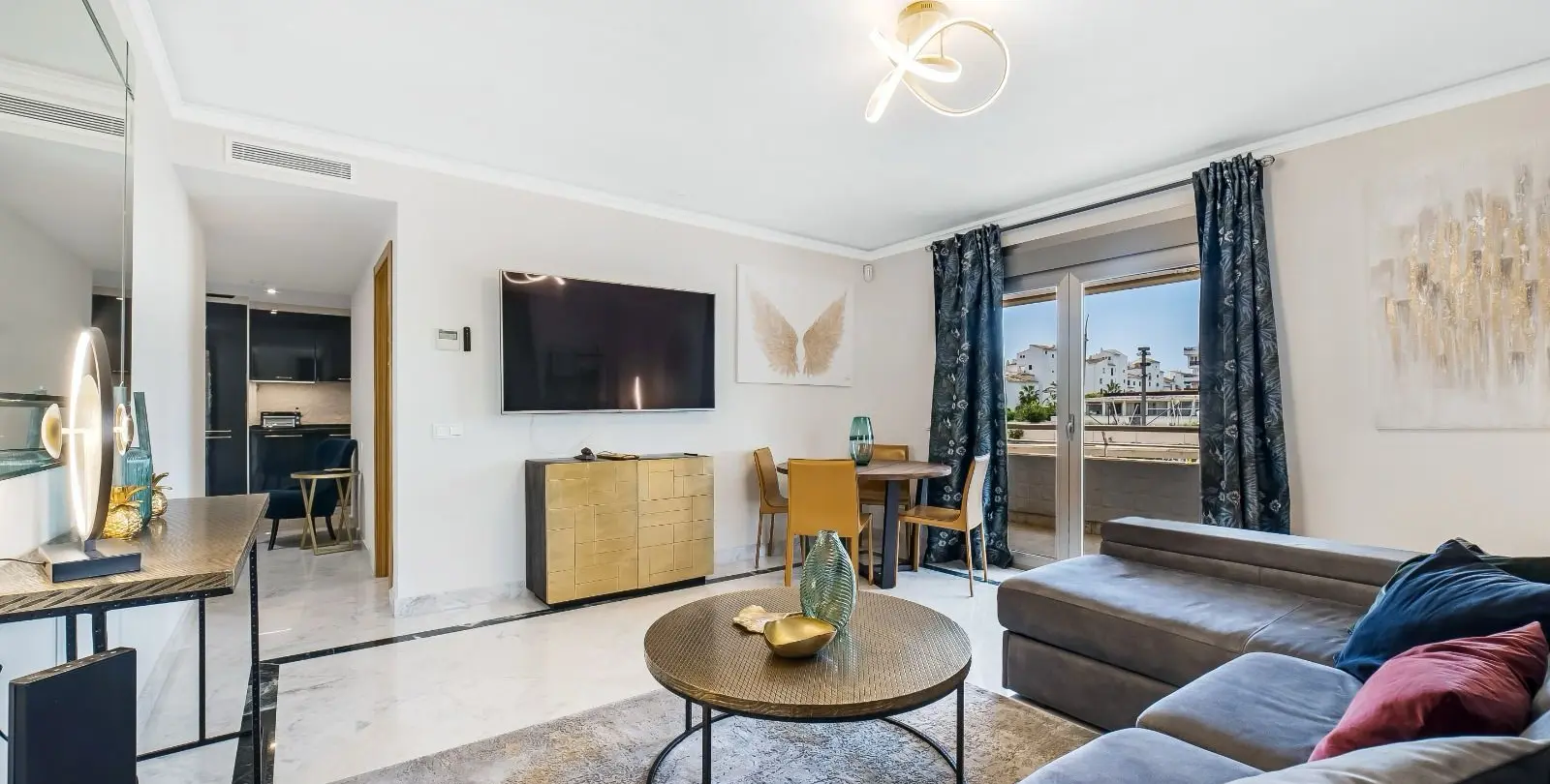 Venta de apartamento en planta media en Puerto Banús 11