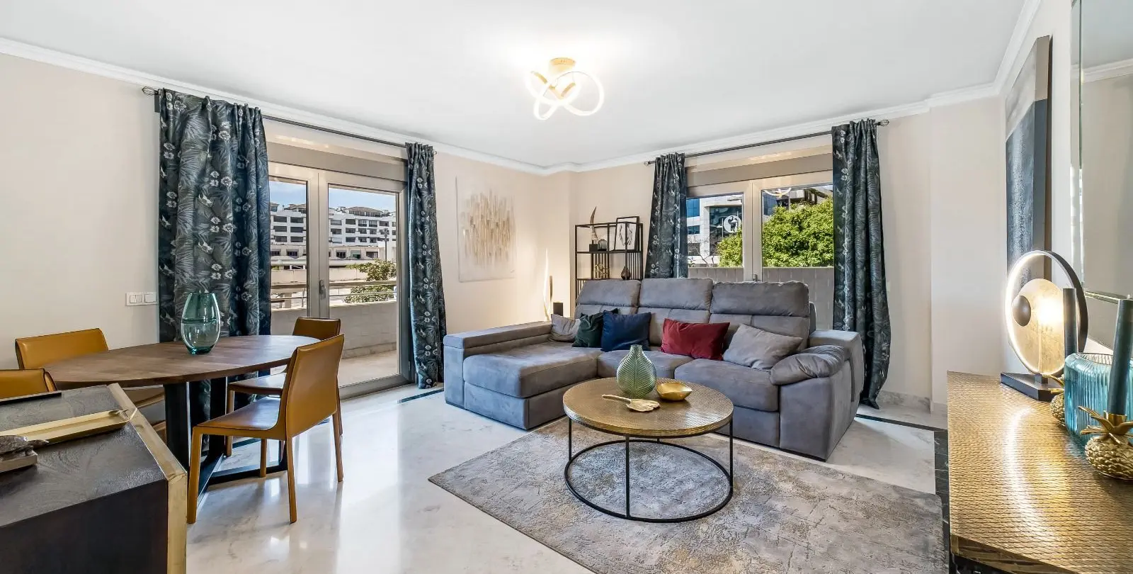 Venta de apartamento en planta media en Puerto Banús 12