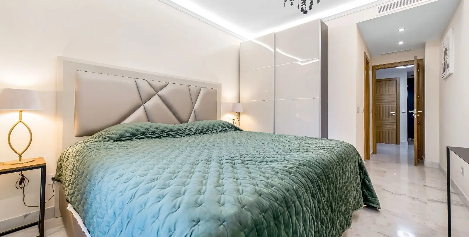 Venta de apartamento en planta media en Puerto Banús 13