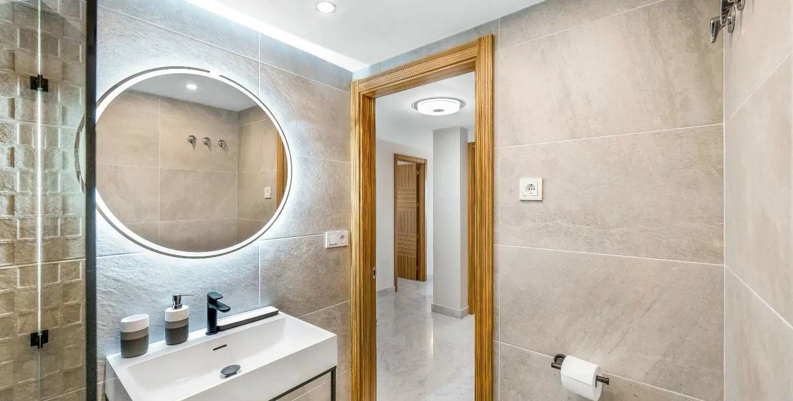 Venta de apartamento en planta media en Puerto Banús 17