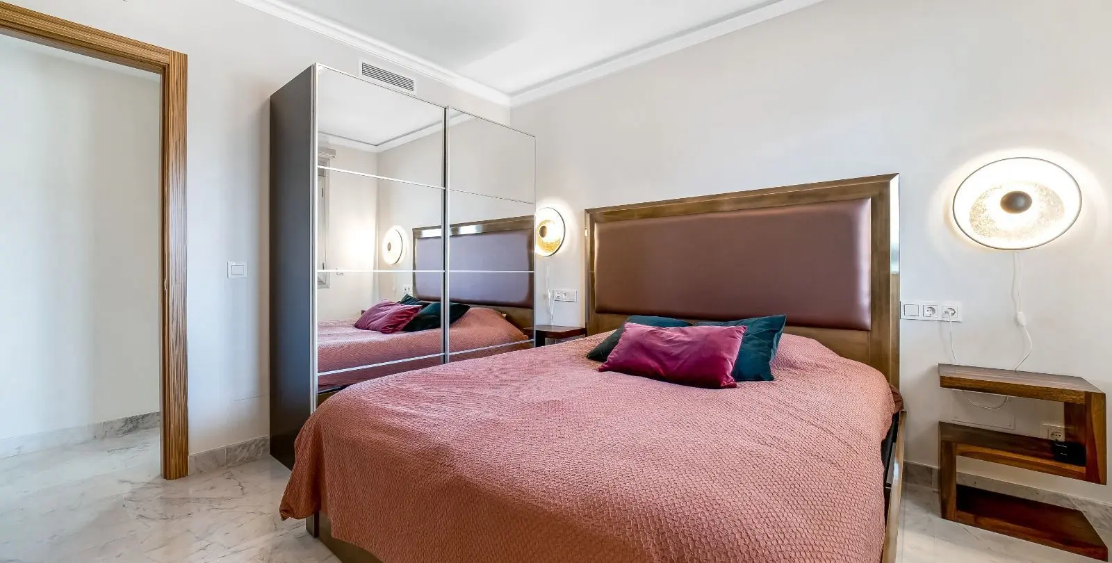 Venta de apartamento en planta media en Puerto Banús 19