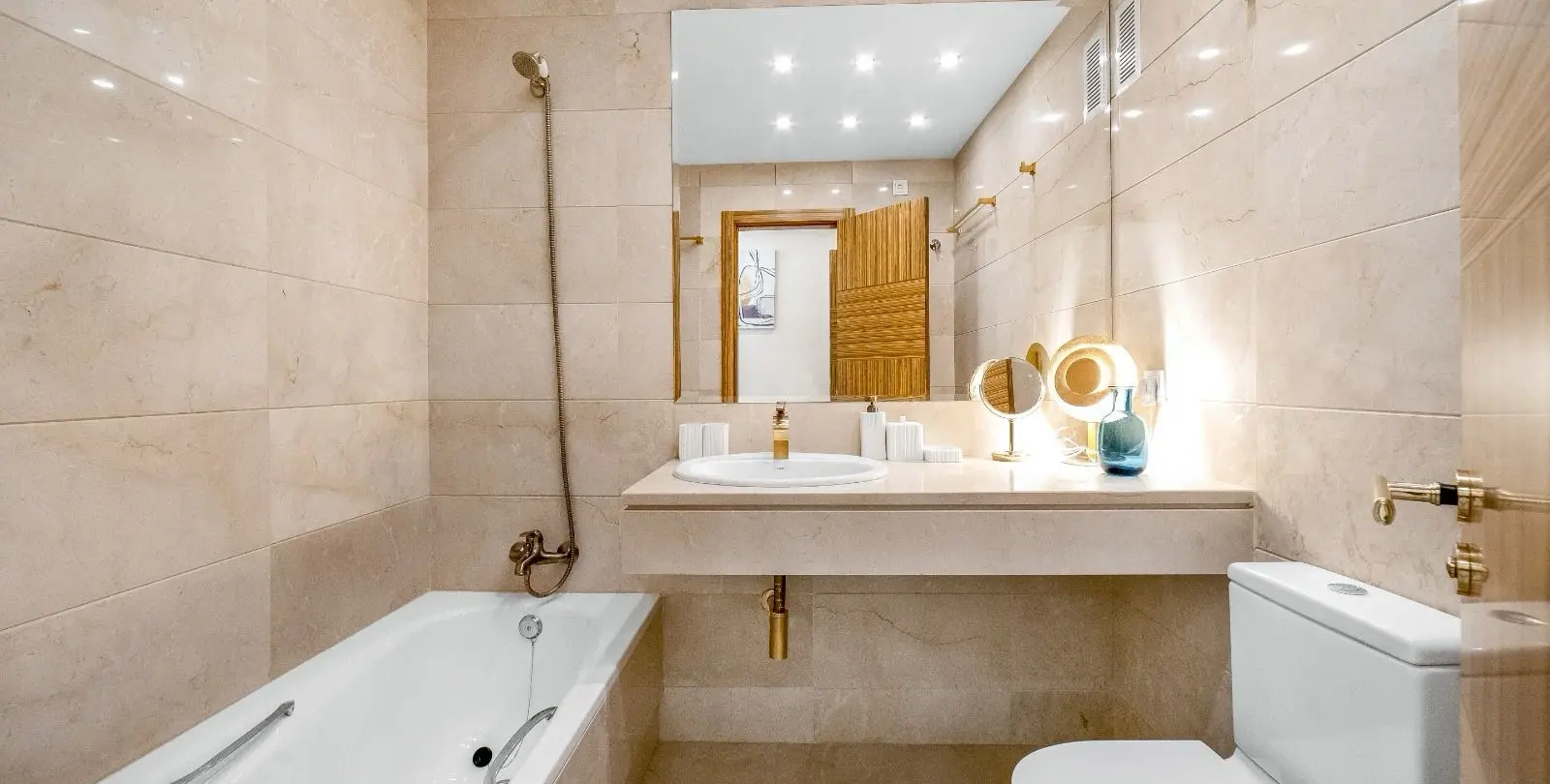 Venta de apartamento en planta media en Puerto Banús 22
