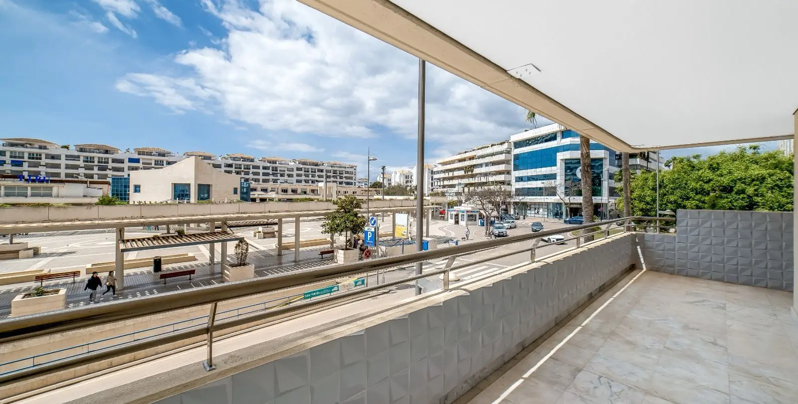 Venta de apartamento en planta media en Puerto Banús 23
