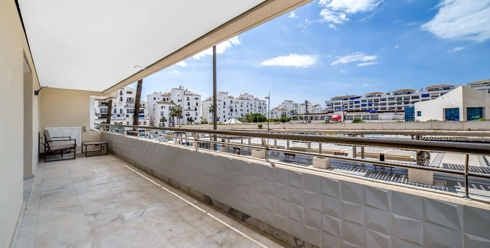 Venta de apartamento en planta media en Puerto Banús 24