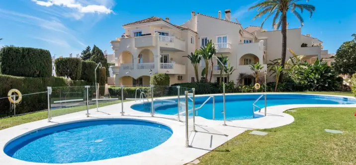 Долгосрочная аренда апартаментов на первом этаже в Estepona 0