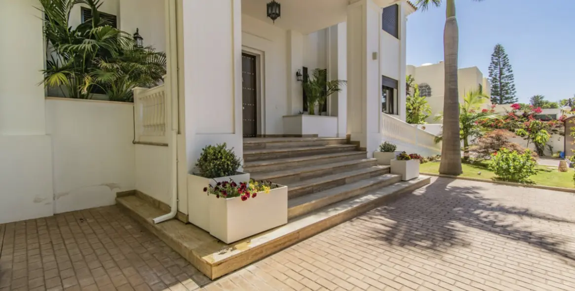 Продажа  отдельно стоящей виллы в Guadalmina Baja 19