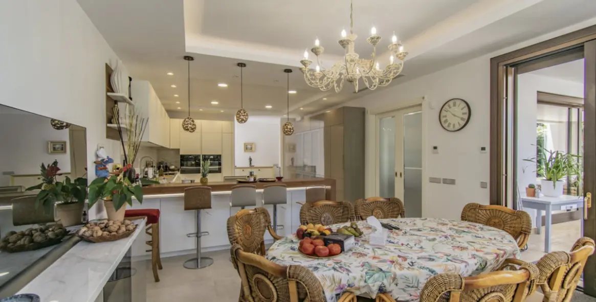 Продажа  отдельно стоящей виллы в Guadalmina Baja 20