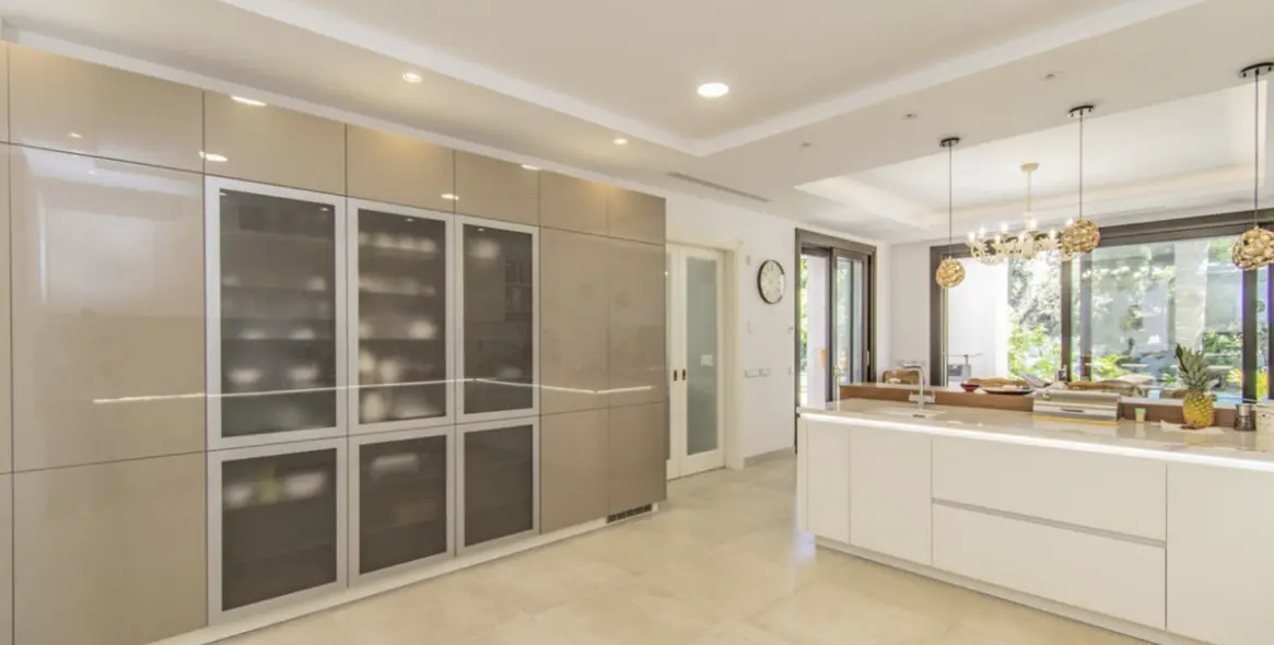 Sale of detached villa in Guadalmina Baja 24