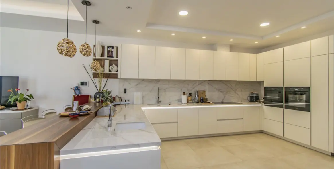 Sale of detached villa in Guadalmina Baja 25