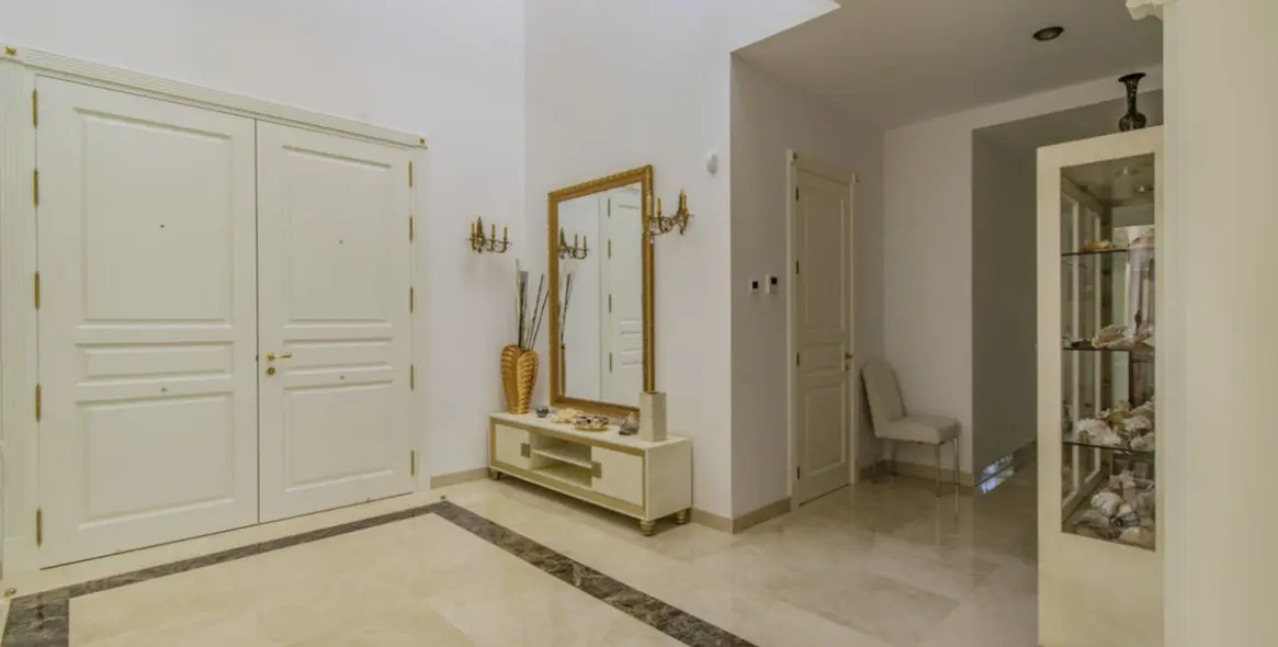 Sale of detached villa in Guadalmina Baja 27