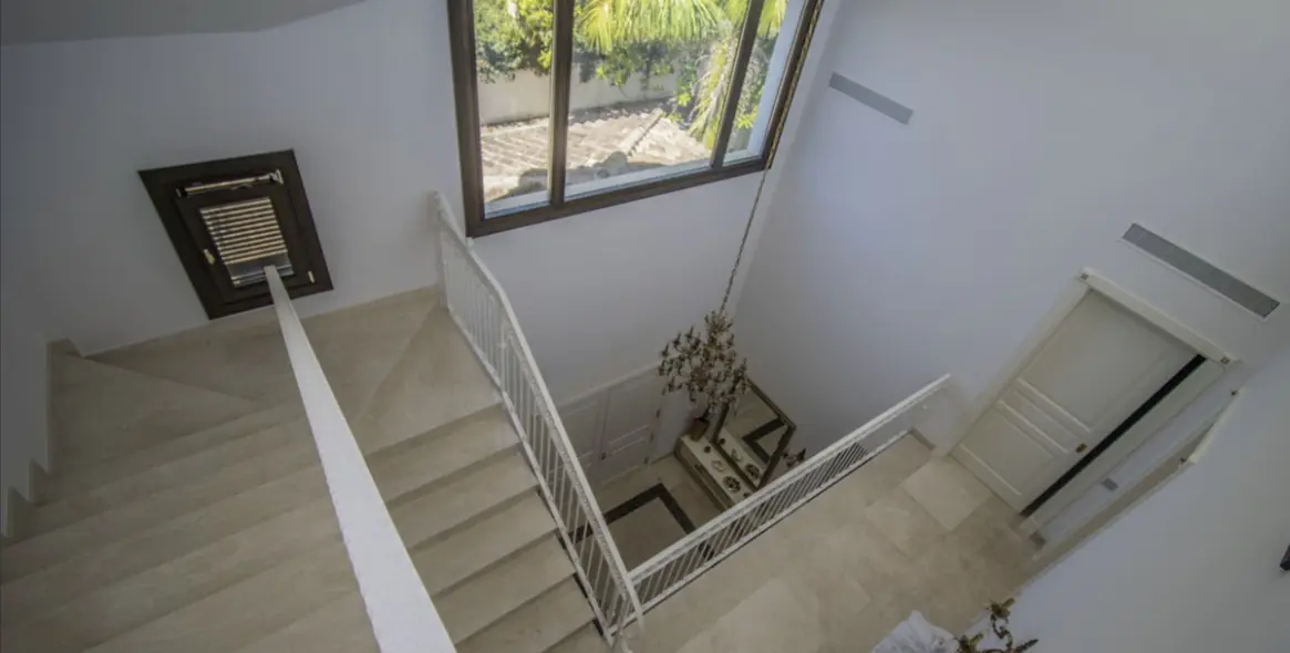 Sale of detached villa in Guadalmina Baja 28