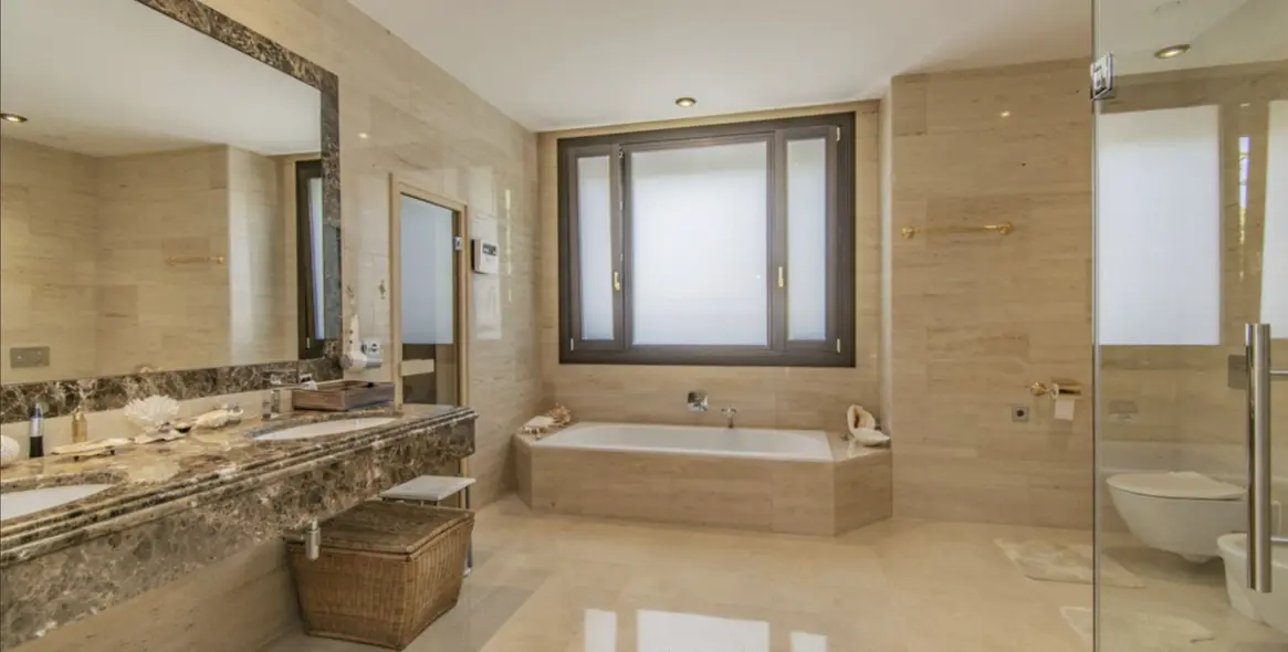 Sale of detached villa in Guadalmina Baja 33