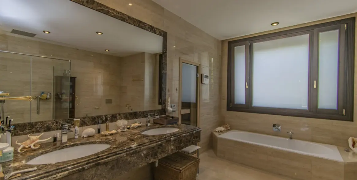 Sale of detached villa in Guadalmina Baja 34