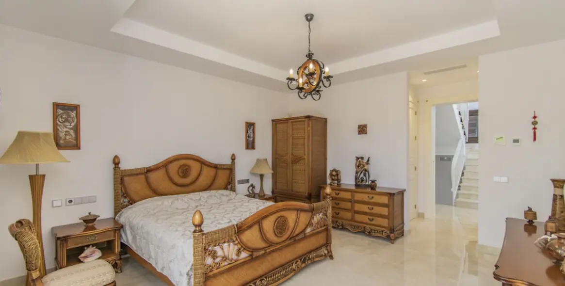 Sale of detached villa in Guadalmina Baja 37