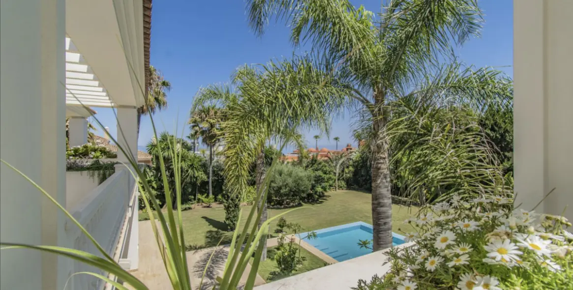 Sale of detached villa in Guadalmina Baja 38