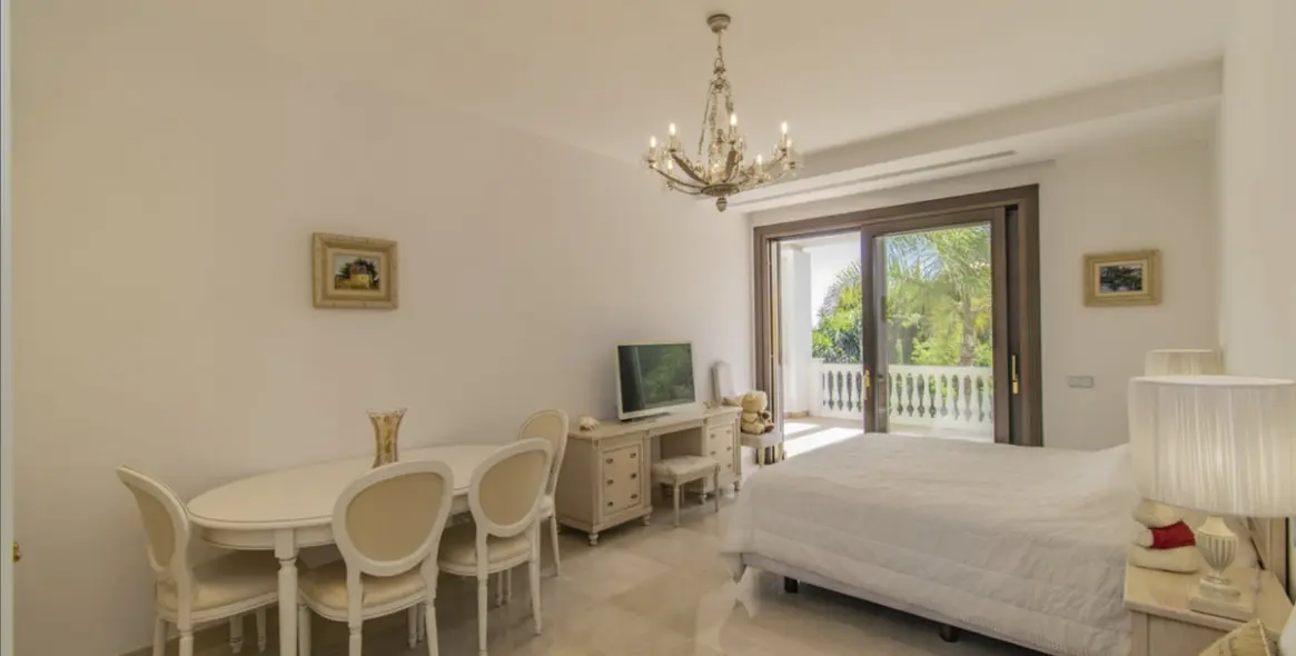 Sale of detached villa in Guadalmina Baja 40