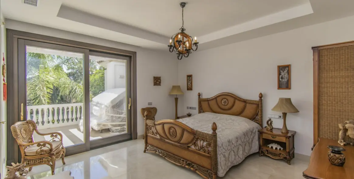 Sale of detached villa in Guadalmina Baja 41