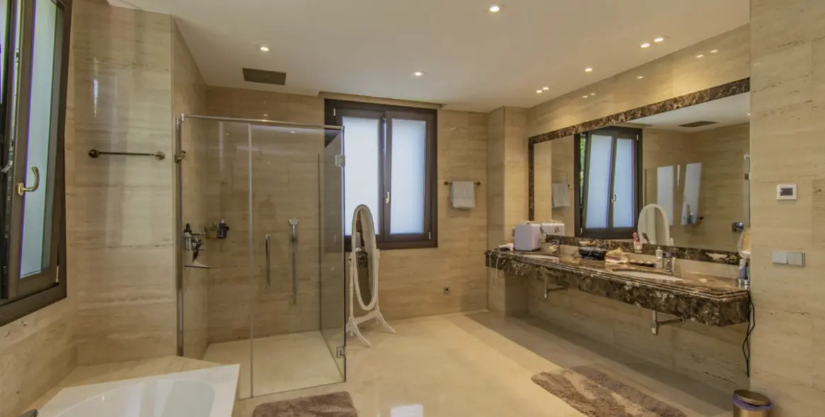 Sale of detached villa in Guadalmina Baja 42