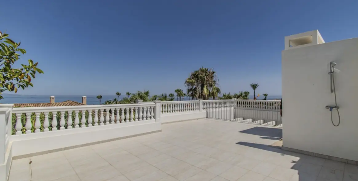 Sale of detached villa in Guadalmina Baja 43