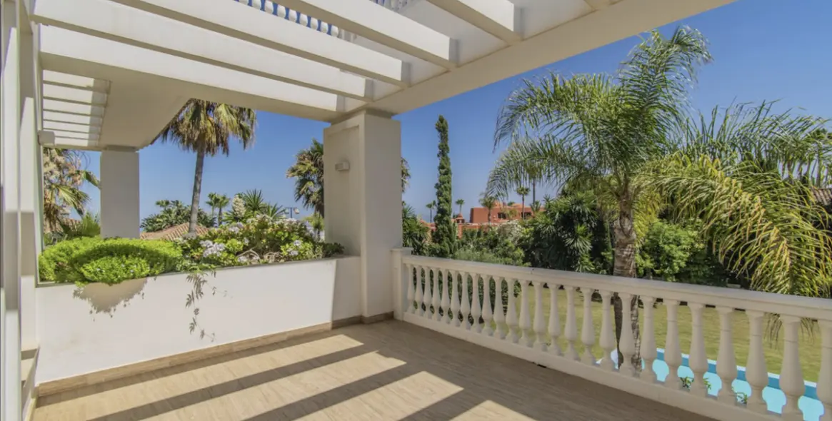 Sale of detached villa in Guadalmina Baja 44
