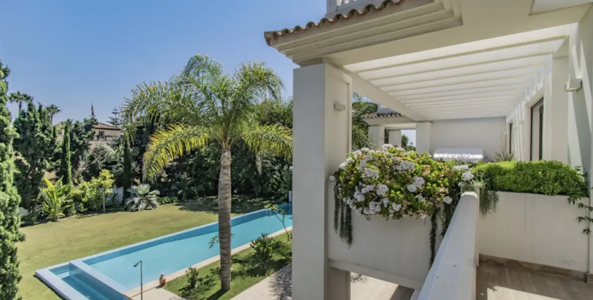 Sale of detached villa in Guadalmina Baja 47